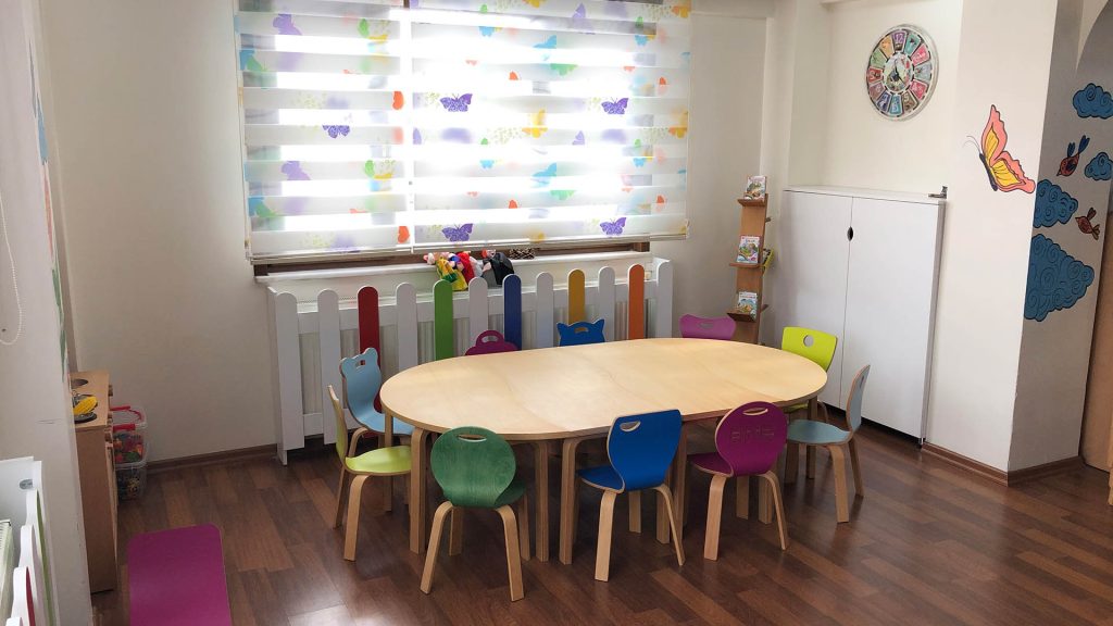 Enskids Atölyesinin Zarif Sunumu: Anaokulu Ahşap Sandalye Modelleri