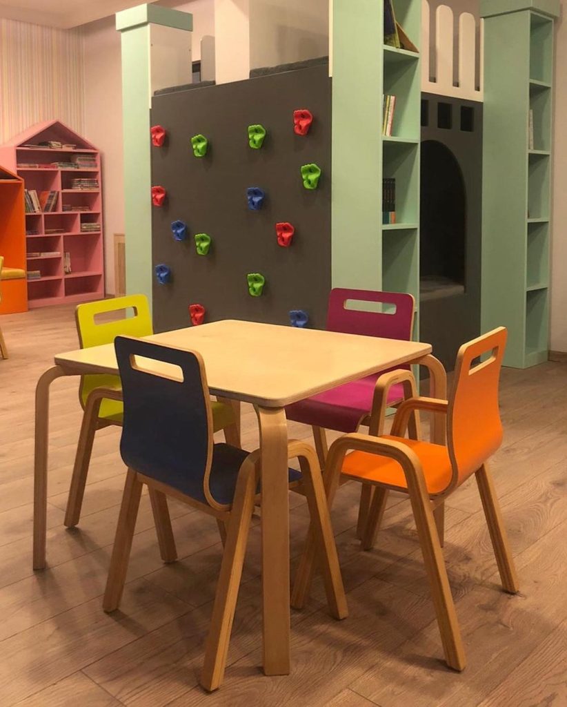 Anaokulu Dekorasyonu için Ahşap Masalar: Doğal ve Zarif Detaylar