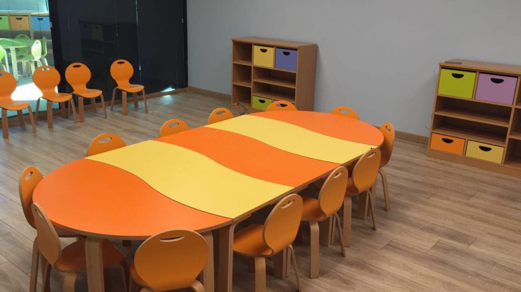 Ahşap Mobilyalarla Anaokulu Sınıfı Dekorasyonu: Masalar, Sandalyeler ve Oyuncaklar